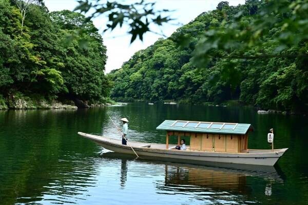 【星のや京都】1日1組限定！雅な屋形舟を貸し切り優雅に涼を楽しむ「奥嵐山の納涼舟」開催　涼やかな渓谷の風とともに特製の涼菓を味わう朝の舟遊び｜期間：2022年7月1日～8月31日