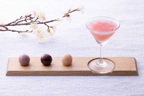 【星のや京都】春限定の和菓子や苺の特製カクテルで一日中桜を愛でる滞在プログラム「花桜テラス」1日1組限定でオープン｜期間：2023年3月25日～4月9日｜