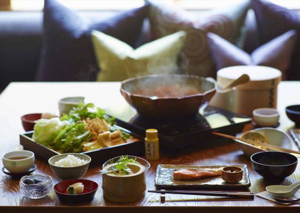 【星のや京都】春限定の和菓子や苺の特製カクテルで一日中桜を愛でる滞在プログラム「花桜テラス」1日1組限定でオープン｜期間：2023年3月25日～4月9日｜