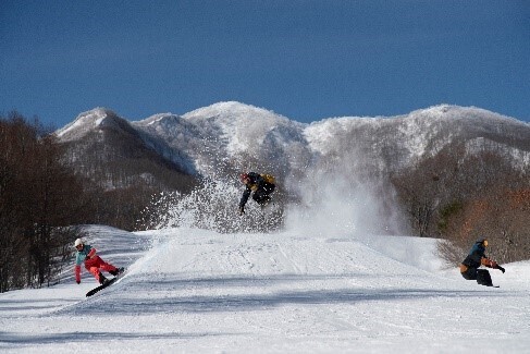 ムラサキスポーツ所属プロスノーボーダー2名と行く！滑って泊まって観て楽しむ！ 女性限定スノーボードツアー in星野リゾート　アルツ磐梯　 旅工房公式サイトにて1月14日（金）より販売開始