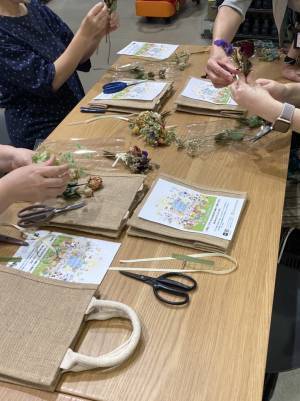 【フラワーロス削減】「ドライフラワーのコサージュバッグをつくろう」無印良品各店にてワークショップを開催しました！