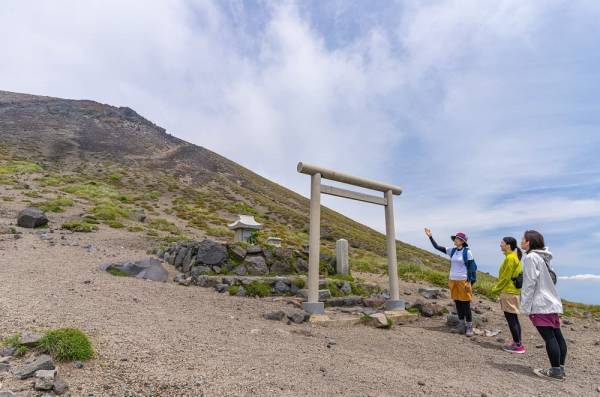 【界 霧島】薩摩切子で味わう開運焼酎や撤下神饌の清め塩と温泉で穢れを祓う「霧島開運旅」に、高千穂峰登山オプションが登場｜期間：2022年12月1日～通年
