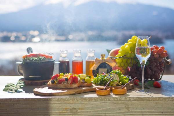 【星のや富士】河口湖を望むテラスで「グランピングフルーツ朝食」提供　こだわりのビネガーも｜期間：2022年6月20日～8月31日