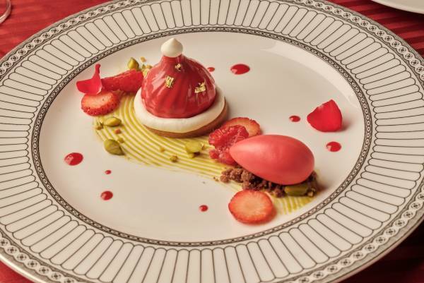 大聖堂の夜景を見ながらふたりで過ごす、ロマンティックなクリスマスディナー販売！稀少なフォアグラやキャビア、トリュフ、オマール海老等、豪華食材を贅沢に使用【表参道】