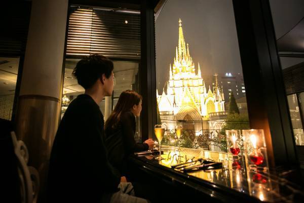 大聖堂の夜景を見ながらふたりで過ごす、ロマンティックなクリスマスディナー販売！稀少なフォアグラやキャビア、トリュフ、オマール海老等、豪華食材を贅沢に使用【表参道】