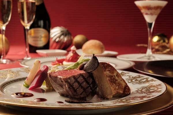 大聖堂の夜景を見ながらふたりで過ごす、ロマンティックなクリスマスディナー販売！稀少なフォアグラやキャビア、トリュフ、オマール海老等、豪華食材を贅沢に使用【表参道】