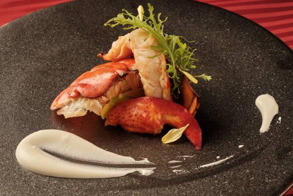 大聖堂の夜景を見ながらふたりで過ごす、ロマンティックなクリスマスディナー販売！稀少なフォアグラやキャビア、トリュフ、オマール海老等、豪華食材を贅沢に使用【表参道】