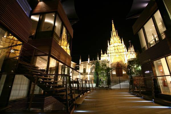 大聖堂の夜景を見ながらふたりで過ごす、ロマンティックなクリスマスディナー販売！稀少なフォアグラやキャビア、トリュフ、オマール海老等、豪華食材を贅沢に使用【表参道】