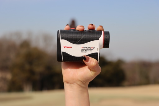 「見やすさ」にこだわったビクセンゴルフ用レーザー距離計に、防水仕様のニューモデルが登場！「VRF1000VZ」を3月8日（火）に発売。