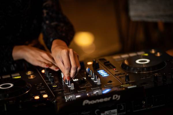 【名古屋】シャンパンを片手にDJライブミュージックを楽しむ大人なナイトラウンジ『DJ Champagne Night』開催