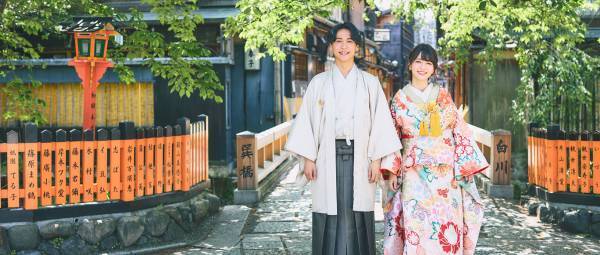 京都市役所前駅から徒歩3分の『ハルウェディング京都』はウェディングフォトで活躍する経験豊富なカメラマンが「前撮り」をします。より美しく演出できるように和服の花嫁衣裳や和装小物も取り揃えています。情報をFindビューティーで公開