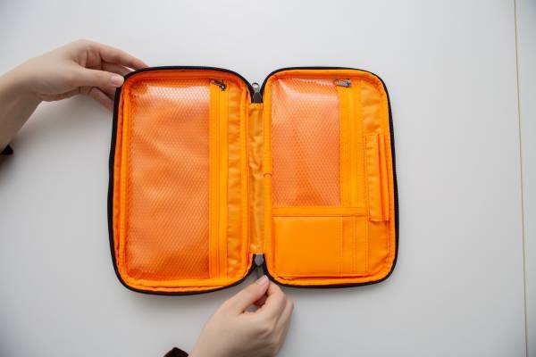 通帳や印鑑をひとまとめにする『Defend Future 防災貴重品ポーチ』9月30日より発売開始！