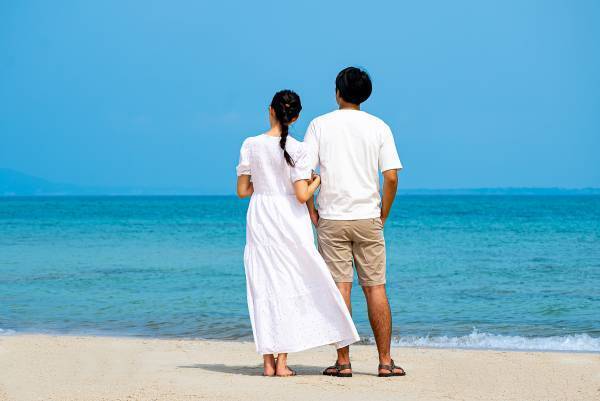 【リゾナーレ小浜島】プライベートプ―ル・サウナ付のロイヤルスイートで卒業旅行を飾る「南の島の贅沢卒旅プラン」登場～専属カメラマンが2人の大切な思い出を形に残します～｜期間：2023年2月1日～3月31日の毎週月曜日、火曜日の宿泊