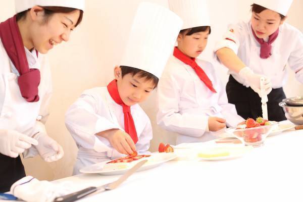 【横浜・伊勢山】いたずら好きで愛嬌のあるモンスターたちをスイーツで表現！ 「SWEETS MONSTERS＆プチパティシエ体験」イベント開催