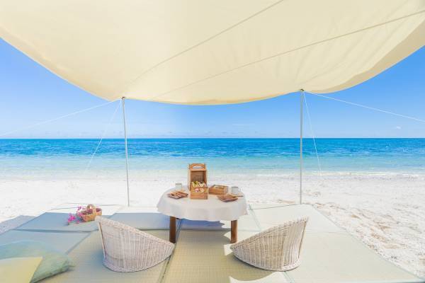 【星のや竹富島】春の島行事「サニズ」に触れ、浜辺に設えた畳の特等席で楽しむ「海辺の清(シュ)らさピクニック」実施｜期間：2022年3月1日～5月31日