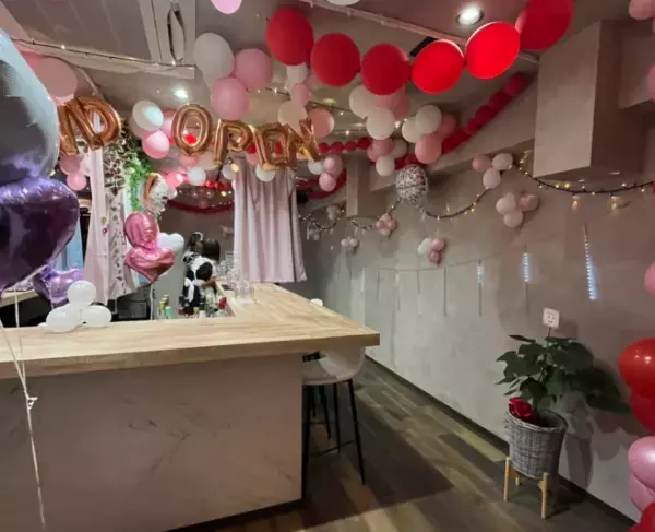 京都市役所前駅から徒歩3分！京都の三条にある10代後半～20代前半の若くて可愛いメイド姿の女の子達が集うおすすめのコンカフェ『Cafe de Ai』♪オムライスや各種ドリンクなどのメニュー情報をFindグルメに公開