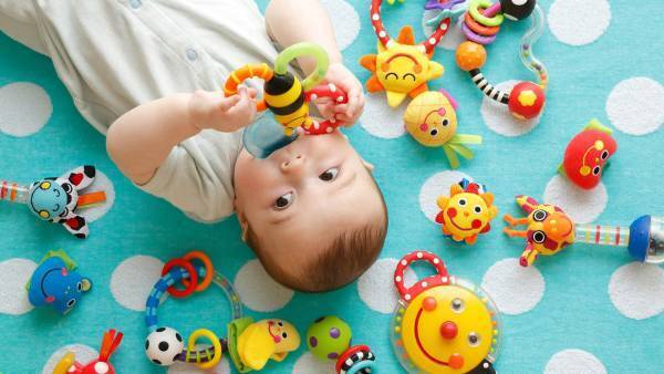 赤ちゃんの五感を刺激する【限定カミカミみつばちとタオルつき】Sassyのにこにこギフトセット、2月10日新発売