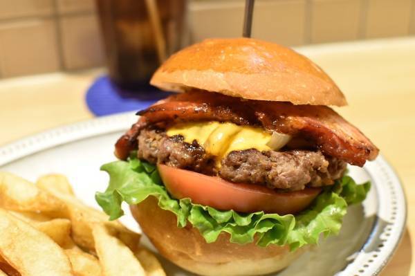 入谷駅から徒歩10分！台東区のクラフトバーガー屋といえばここ！ワンちゃん向けの月替わりサービスを開始した『Craft Burger & Grill Jiro』の情報をFindグルメで公開