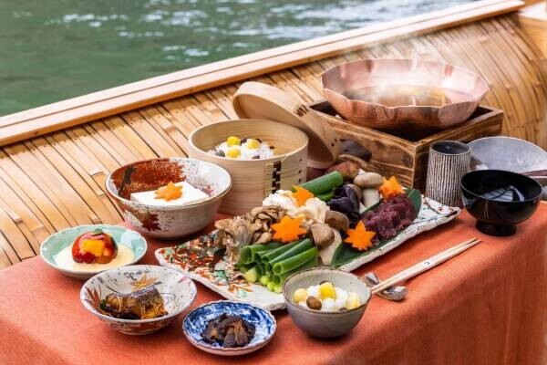【星のや京都】屋形舟で朝日に輝く渓谷の紅葉を鑑賞しながら、特製朝食を味わう「錦秋（きんしゅう）の朝ごはん舟」を開催　期間：2022年11月20日～12月5日