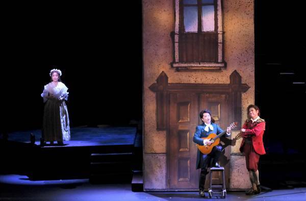 【本日開幕】軽やかで痛快！『セビリアの理髪師』舞台写真公開