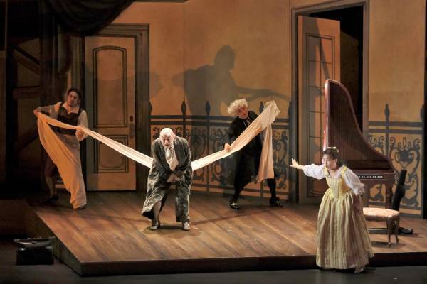 【本日開幕】軽やかで痛快！『セビリアの理髪師』舞台写真公開