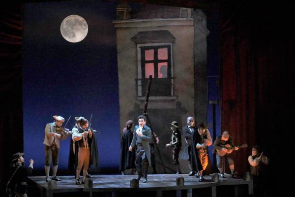 【本日開幕】軽やかで痛快！『セビリアの理髪師』舞台写真公開