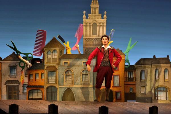 【本日開幕】軽やかで痛快！『セビリアの理髪師』舞台写真公開