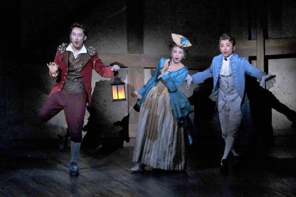 【本日開幕】軽やかで痛快！『セビリアの理髪師』舞台写真公開