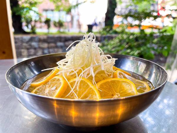 【祇園麺処むらじ初監修】器に花咲く「レモン冷麺」が京都のコスパ焼肉店に登場　～西木屋町 肉しん～