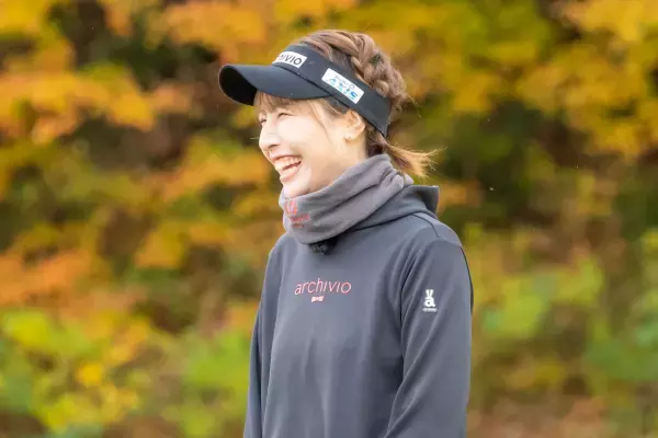 雨の中でもキュートな笑顔！ シンガーソングライター・モデルのchayが2回目の登場！「ゴルフ女子 ヒロインバトル」2023年1月1日（日）夕方6時30分～ BS12で放送！