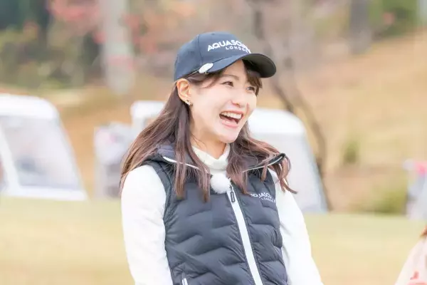 雨の中でもキュートな笑顔！ シンガーソングライター・モデルのchayが2回目の登場！「ゴルフ女子 ヒロインバトル」2023年1月1日（日）夕方6時30分～ BS12で放送！