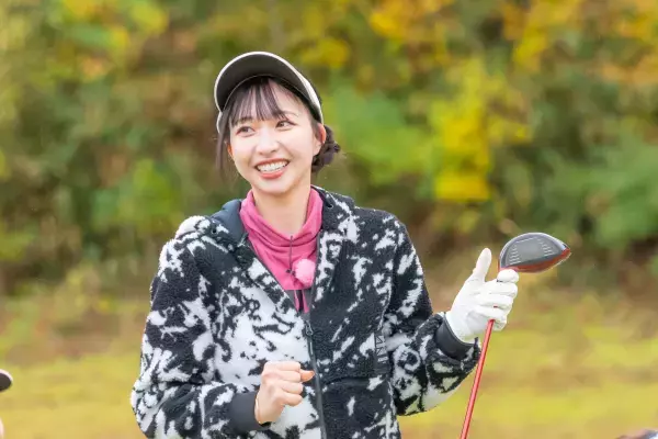 雨の中でもキュートな笑顔！ シンガーソングライター・モデルのchayが2回目の登場！「ゴルフ女子 ヒロインバトル」2023年1月1日（日）夕方6時30分～ BS12で放送！