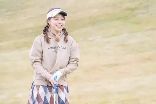 雨の中でもキュートな笑顔！ シンガーソングライター・モデルのchayが2回目の登場！「ゴルフ女子 ヒロインバトル」2023年1月1日（日）夕方6時30分～ BS12で放送！
