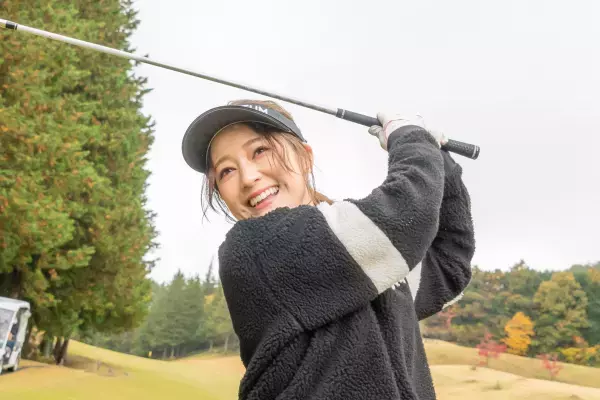 雨の中でもキュートな笑顔！ シンガーソングライター・モデルのchayが2回目の登場！「ゴルフ女子 ヒロインバトル」2023年1月1日（日）夕方6時30分～ BS12で放送！