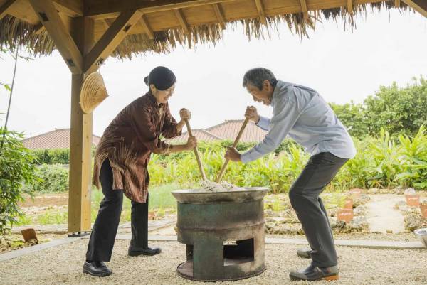 【星のや竹富島】4泊5日で重要無形民俗文化財「種子取祭」を体験できる「種子取祭満喫滞在」を新提供～奉納芸能の見学や世乞い(ユークイ)などに参加～｜期間：2022年10月1～５日