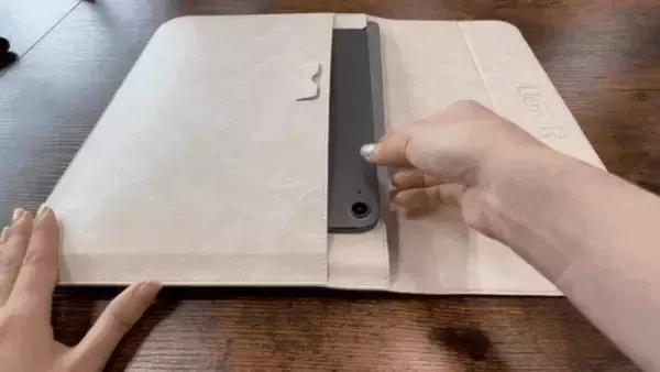 無駄をそぎ落とした機能美。ワンタッチでPCスタンドに、ガジェットクラッチバッグ「StanFold」をMakuakeにて先行販売開始！