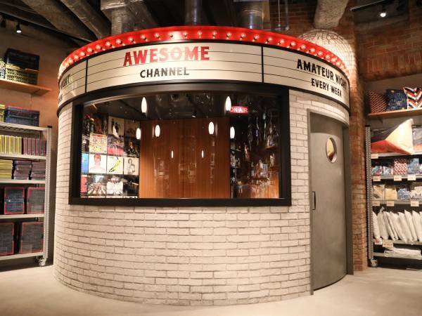 【無駄づくり発明家 藤原麻里菜さん × AWESOME STORE】  『オーサムストアと無駄づくり』  生活に必要かは謎だけど、くすっと笑える発明品をお披露目する異色のコラボSNS番組！ 2022年1月21日（金）より配信スタート