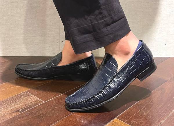 イタリア発『カルツォレリア トスカーナ』人気定番スリッポン！クロコの型押しで華やかさをプラス