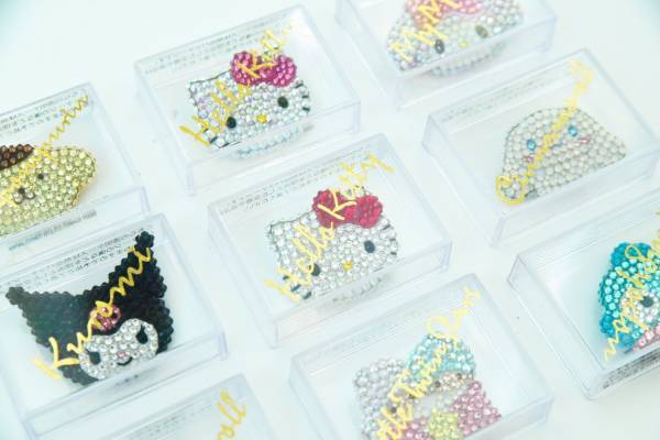 淡路島西海岸 ２つのハローキティのオンラインショップに 「Bling Me! × ハローキティ」 の大人可愛い商品が新登場！