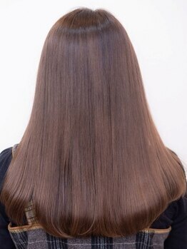 「三軒茶屋駅」より徒歩4分『nina 三軒茶屋』はうるツヤを叶える厳選トリートメントが自慢のヘアサロン！駅近ドットコムで情報を公開中