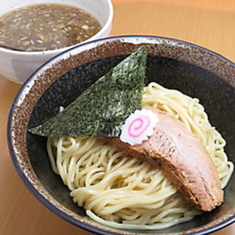 上北沢駅から徒歩5分の『中華そば はな田』歌舞伎町の元NO１ホストが名店『めとき』をリスペクトして作る一杯、にぼしの香りが食欲をそそる中華そばが大人気！Findグルメで情報を公開