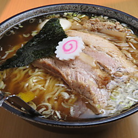 上北沢駅から徒歩5分の『中華そば はな田』歌舞伎町の元NO１ホストが名店『めとき』をリスペクトして作る一杯、にぼしの香りが食欲をそそる中華そばが大人気！Findグルメで情報を公開