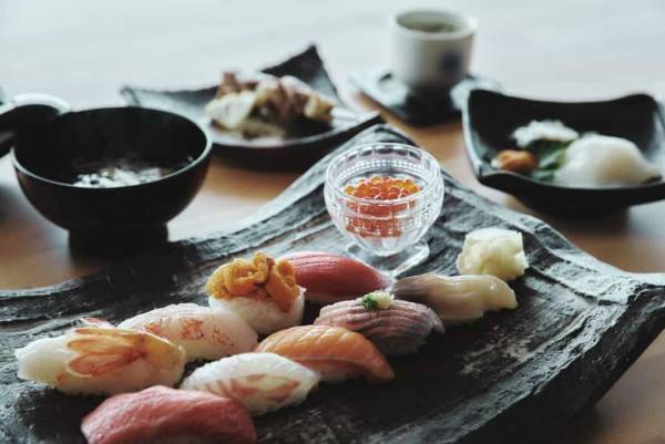 【OMO5小樽】宿泊者限定！小樽湾の絶景が見える小樽天狗山スキー場の山頂で、お寿司を提供するプログラム「ゲレンデ寿司」開催│期間：2022年12月23日～2023年3月10日