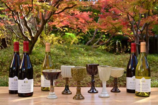 【界 鬼怒川】紅葉が色づく中庭で、栃木県にちなんだおつまみとワイナリーで造られたワインを楽しめる「湯上がり紅葉ワインバー」期間限定オープン｜期間：2022年11月1日～11月21日