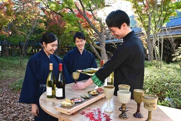 【界 鬼怒川】紅葉が色づく中庭で、栃木県にちなんだおつまみとワイナリーで造られたワインを楽しめる「湯上がり紅葉ワインバー」期間限定オープン｜期間：2022年11月1日～11月21日