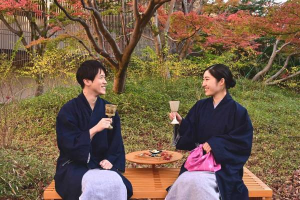 【界 鬼怒川】紅葉が色づく中庭で、栃木県にちなんだおつまみとワイナリーで造られたワインを楽しめる「湯上がり紅葉ワインバー」期間限定オープン｜期間：2022年11月1日～11月21日