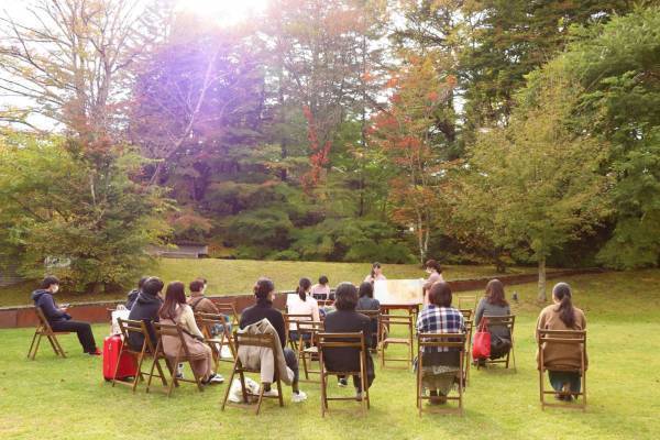 【軽井沢星野エリア】秋空のもとで読書を楽しむイベント「紅葉図書館」を開催　～樹木と寄り添う読書スペースを新設～｜期間：2022年10月1日〜11月6日