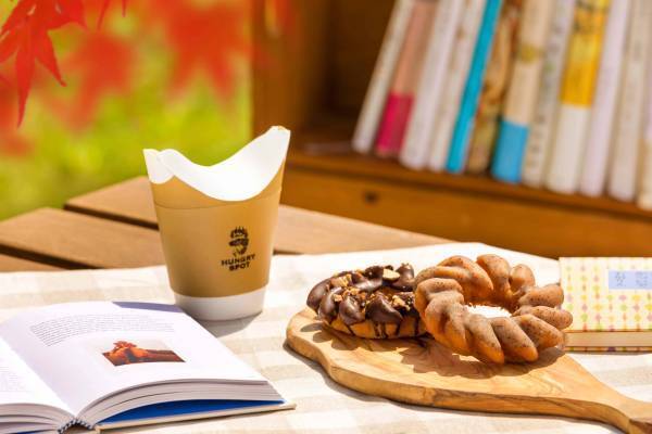 【軽井沢星野エリア】秋空のもとで読書を楽しむイベント「紅葉図書館」を開催　～樹木と寄り添う読書スペースを新設～｜期間：2022年10月1日〜11月6日