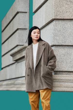 「RAXA playful」ブランド初となる秋冬企画を公式オンラインショップで先行発売　色ものニットやジェンダーレスファッションを取り入れたコーディネートを訴求