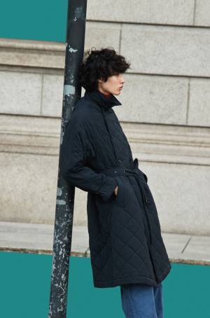 「RAXA playful」ブランド初となる秋冬企画を公式オンラインショップで先行発売　色ものニットやジェンダーレスファッションを取り入れたコーディネートを訴求